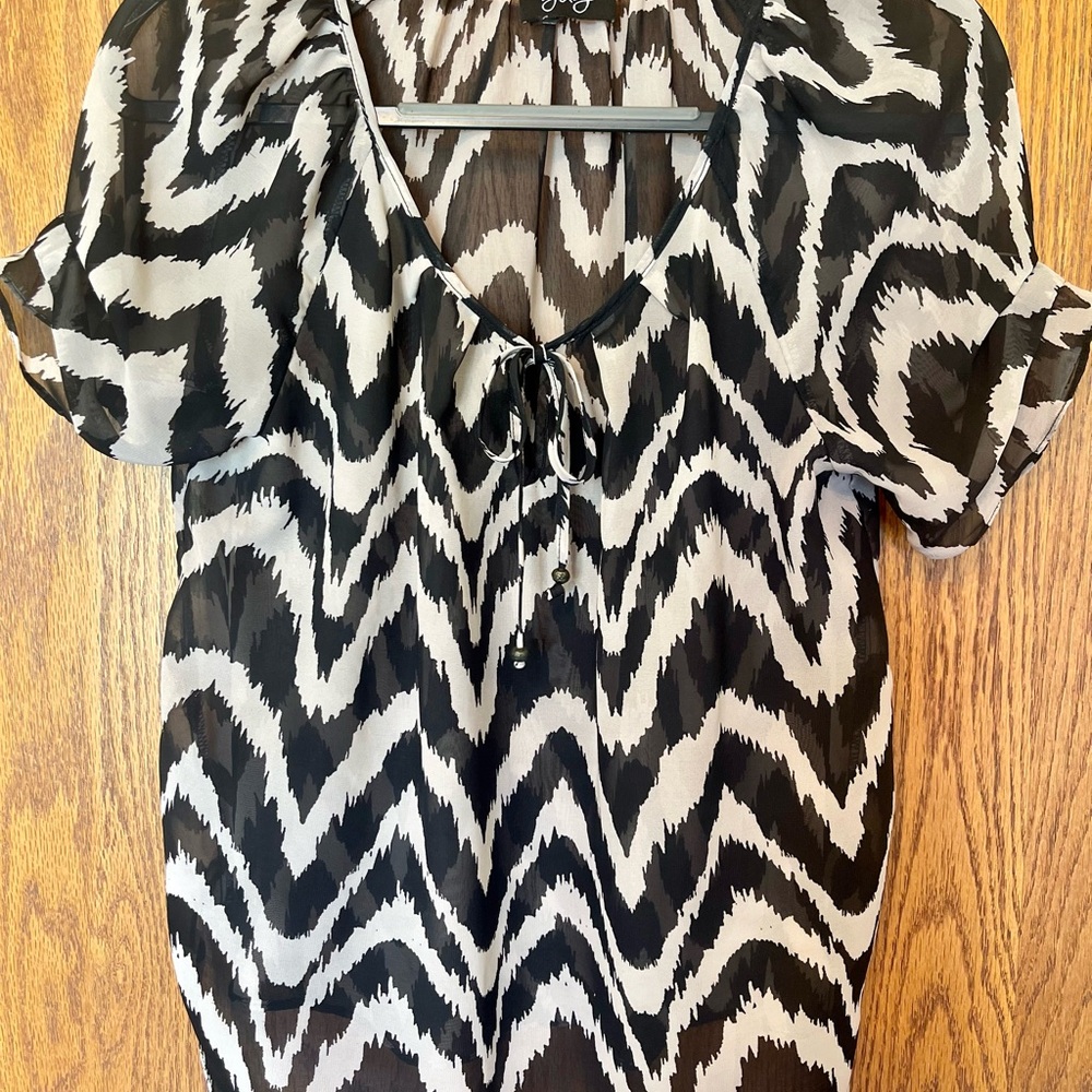 by & by Black and Cream Tie Front Short Sleeve Blouse